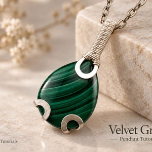 Könnte beinhalten: Ein tropfenförmiger Malachit-Anhänger mit dunkelgrünen Streifenmustern, befestigt durch silberfarbene Drahtwicklungen und Metallkrallen. Der Anhänger hängt an einer Metallkette. Der Text lautet Velvet Grove Pendant Tutorial.