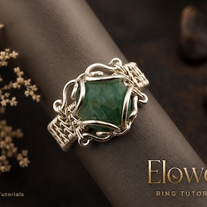Può includere: Un anello in filo d'argento avvolto con una gemma verde sfaccettata di forma pentagonale al centro. La fascia è costruita con intricati motivi in filo d'argento intrecciato. Il testo Elowen Ring Tutorial e WireArtTutorials è visibile.