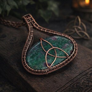 WireArtTutorials Celtic Triquetra cabochon pendant tutorial, wire wrap pattern, DIY jewellery making, weaving, wrapping, wire art tutorials image 2