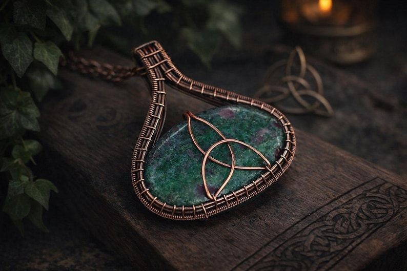 WireArtTutorials Celtic Triquetra cabochon pendant tutorial, wire wrap pattern, DIY jewellery making, weaving, wrapping, wire art tutorials image 2