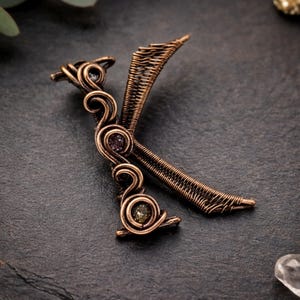 Tutorial de arte em arame para pingente com a letra K, padrão de tecelagem, joias DIY, confecção de joias com cristais, tecelagem, tutoriais de arte em arame imagem 3