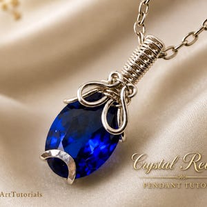 Può includere: Un ciondolo con un cristallo blu profondo di forma ovale sfaccettata, fissato in una montatura in filo metallico color argento. Il filo è avvolto attorno alla parte superiore e forma dei cappi decorativi. Il testo recita Crystal Reverie PENDANT TUTORIAL.
