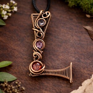 WireArtTutorials Tutorial per realizzare un ciondolo con la lettera L in filo metallico, schema di tessitura, gioielli fai da te, creazione di gioielli in cristallo, tessitura, tutorial di wire art immagine 2