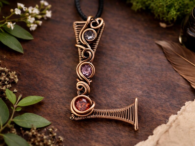 WireArtTutorials Tutorial per realizzare un ciondolo con la lettera L in filo metallico, schema di tessitura, gioielli fai da te, creazione di gioielli in cristallo, tessitura, tutorial di wire art immagine 2