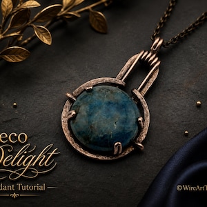 Pode incluir: Um pingente redondo de pedra azul marmorizada engastado numa armação de fio de cobre escuro martelado com uma argola vertical, suspenso por uma corrente a condizer. O texto "Deco Delight Pendant Tutorial" e "©WireArtTutorials" aparece na imagem.