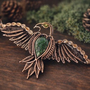 Tutorial per ciondolo aquila WireArtTutorials, creazione di gioielli con animali, modello fai da te, lezione, cabochon, incastonatura a canale, tessitura con avvolgimento di filo immagine 2