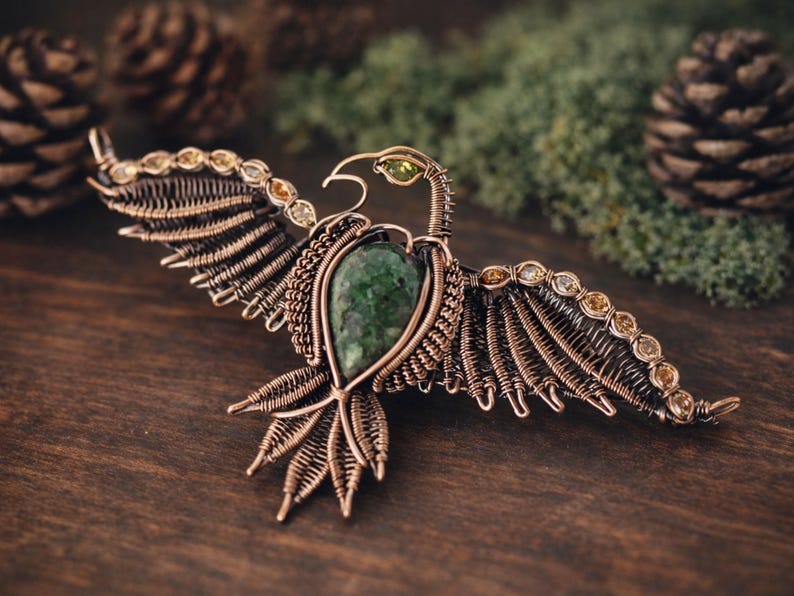 Tutorial per ciondolo aquila WireArtTutorials, creazione di gioielli con animali, modello fai da te, lezione, cabochon, incastonatura a canale, tessitura con avvolgimento di filo immagine 2
