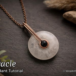 Może przedstawiać: Miedziany naszyjnik z wisiorkiem z okrągłym, jasnym kamieniem i czarnym akcentem z kamienia. Wisiorek zawieszony jest na pasującym łańcuszku. Na zdjęciu widoczny jest napis "Oracle Pendant Tutorial".