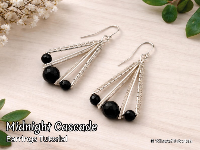 K&ouml;nnte beinhalten: Ohrringe aus silbernem Draht mit schwarzen Perlen. Die Ohrringe haben ein Kaskaden-Design mit drei Drahtstr&auml;ngen und drei schwarzen Perlen. Der Text "Midnight Cascade Earrings Tutorial" ist sichtbar. Handgefertigter Schmuck.