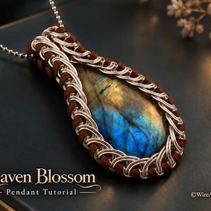 Op de afbeelding: Een druppelvormige labradoriet hanger met een blauw en goud iriserende steen, gevat in een gevlochten frame van zilverdraad en bruin leren koord, aan een zilveren bolletjesketting. Tekst: Heaven Blossom Pendant Tutorial.