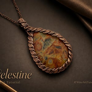 Puede incluir: Un colgante en forma de lágrima con una piedra multicolor de patrones naranjas, amarillos y grises, engastada en un marco de alambre de cobre trenzado. El colgante cuelga de una cadena de cobre a juego. El texto Celestine Pendant Tutorial es visible.