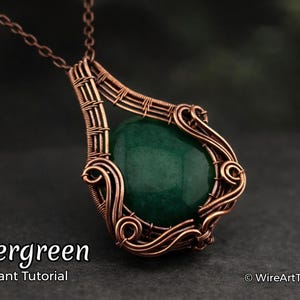 Può includere: Ciondolo in filo di rame con una grande pietra ovale verde scuro. Il filo è intrecciato in modo intricato attorno alla pietra, formando una cornice decorativa. La parola "Evergreen" è scritta in bianco. Il ciondolo pende da una catena di rame.