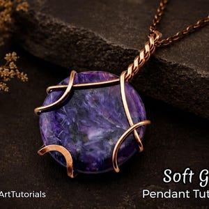 Könnte beinhalten: Ein handgefertigter Anhänger mit einem runden, polierten lila Stein mit weißen Adern, eingefasst in Kupferdraht. Der Anhänger hängt an einer Kupferkette. Der Text "Soft Glow Pendant Tutorial" ist sichtbar.