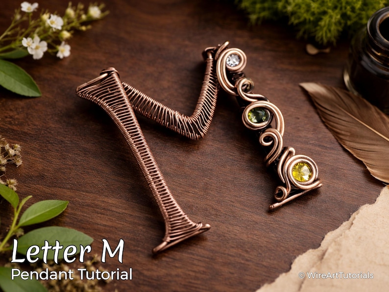 WireArtTutorials Tutorial per realizzare un ciondolo con la lettera M in filo metallico, schema di tessitura, gioielli fai da te, creazione di gioielli in cristallo, tessitura, tutorial di wire art immagine 1