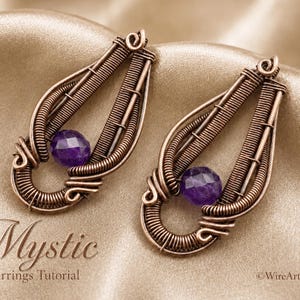 Peut inclure: Deux boucles d'oreilles en forme de goutte fabriquées à partir de fil de cuivre enroulé, chacune comportant une pierre précieuse violette à facettes au centre. Le texte "Mystic Earrings Tutorial" et "©WireArtTutorials" est imprimé en bas.
