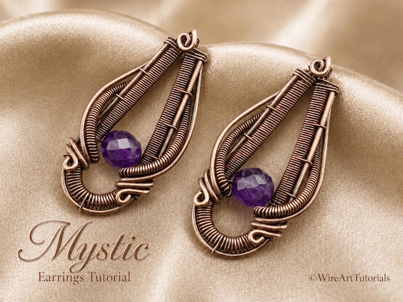 K&ouml;nnte beinhalten: Zwei tropfenf&ouml;rmige Ohrringe aus gewickeltem Kupferdraht, die jeweils in der Mitte einen einzelnen facettierten violetten Edelstein aufweisen. Der Text "Mystic Earrings Tutorial" und "&copy;WireArtTutorials" ist in den unteren Ecken aufgedruckt.