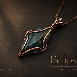 K&ouml;nnte beinhalten: Eine Anh&auml;ngerkette mit einem marquisef&ouml;rmigen, blau-gr&uuml;n marmorierten Stein, der in kunstvollem Kupferdraht eingefasst ist und an einer passenden Kupferkette h&auml;ngt. Der Text Eclipse PENDANT TUTORIAL und WireArtTutorials ist sichtbar.