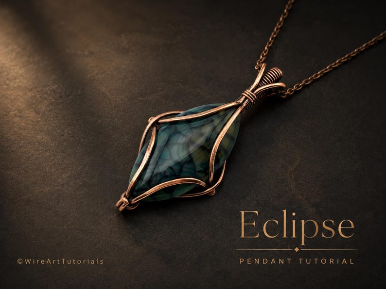 K&ouml;nnte beinhalten: Eine Anh&auml;ngerkette mit einem marquisef&ouml;rmigen, blau-gr&uuml;n marmorierten Stein, der in kunstvollem Kupferdraht eingefasst ist und an einer passenden Kupferkette h&auml;ngt. Der Text Eclipse PENDANT TUTORIAL und WireArtTutorials ist sichtbar.