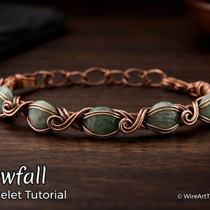 Könnte beinhalten: Ein Kupferdrahtarmband mit grünen Edelsteinperlen. Das Armband hat ovale grüne Perlen, die jeweils in einem dekorativen Kupferdrahtdesign eingeschlossen sind. Der Text "Dewfall Bracelet Tutorial" ist sichtbar.