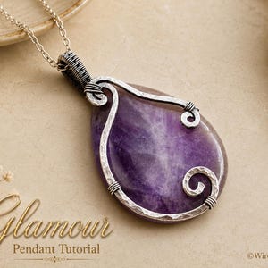 Peut inclure: Un pendentif en améthyste violette en forme de goutte, entouré de fil d'argent martelé avec des volutes décoratives, suspendu à une chaîne en argent. Le texte "Glamour Pendant Tutorial" et "©WireArtTutorials" est visible dans le coin.