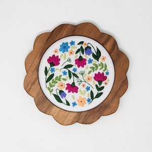 Kruissteeklijst - geschulpte/bloem borduurring hout decoratief displayframe voor afgewerkte vezelkunst //naaldpunt, crewel, cadeau