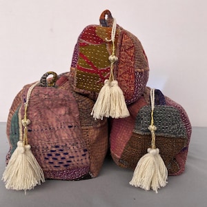 Splendidi sacchetti vintage in cotone Kantha, set da 3 pezzi, borsa per il trucco effetto pietra, borsa per pennelli da lavoro Kantha, pochette etnica indiana, regalo