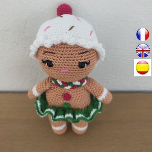 Peut inclure: Une poupée en crochet en forme de bonhomme en pain d'épices portant un chapeau de glaçage blanc et rose, une jupe à rayures vertes et blanches et un collier de canne en sucre rouge et blanc.