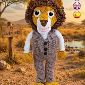 Peut inclure: Une poupée lion crochetée avec une crinière brune, un visage jaune et un museau blanc. Le lion porte un gilet brun avec trois boutons noirs sur une chemise blanche et un pantalon brun. La poupée a des pattes jaunes et se tient debout.