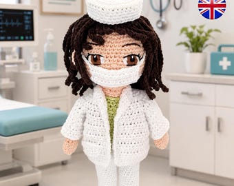 Peut inclure: Une poupée au crochet représentant un personnage aux cheveux brun foncé, portant une toque médicale blanche, un masque facial blanc, une blouse blanche sur un haut vert clair et un pantalon blanc. La poupée a la peau claire, de grands yeux bruns et des chaussures blanches.
