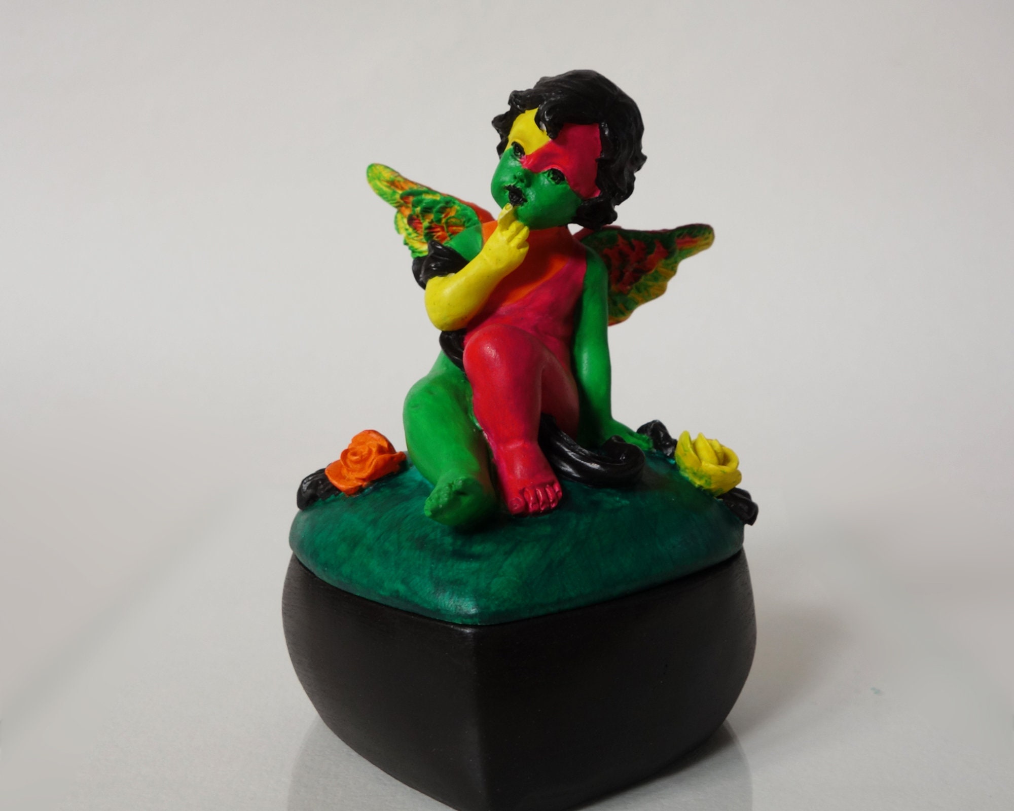 Ange Pop Cheri Coloris. Petite Statue & Coffret Cœur Vert Noir Figurine Art Moderne et Decor Design 