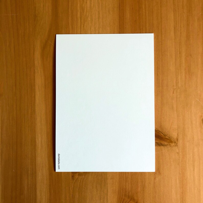 Puede incluir: Una tarjeta blanca en blanco con el texto "dumbledoor.com" impreso en negro en la parte inferior.