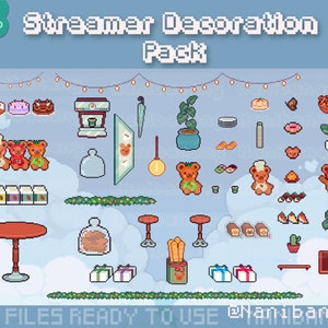 Op de afbeelding: Een verzameling pixel art streamer decoraties, waaronder teddyberen, taarten, planten en meubels. De afbeelding bevat de tekst "Streamer Decoration Pack" en "PNG Files Ready To Use". Het kleurenpalet bestaat uit bruin-, groen- en blauwtinten.
