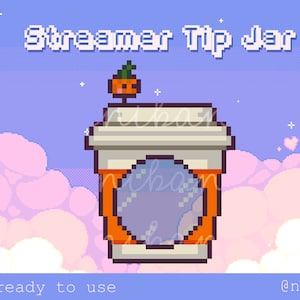 Op de afbeelding: Pixel art illustratie van een streamer tip pot. De pot is een witte koffiebeker om mee te nemen met een oranje deksel en een pompoen erop. De achtergrond is een lichtblauwe lucht met roze wolken.
