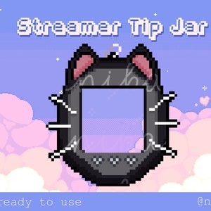 Könnte beinhalten: Digitaler Download eines Pixel-Art "Streamer Tip Jar" mit Katzenohren-Design. Das Gefäß ist schwarz mit einem lila Farbverlauf in der Mitte, weißen Stacheln und rosa Akzenten. Der Text enthält "Instant Download" und "PNG File ready to use".