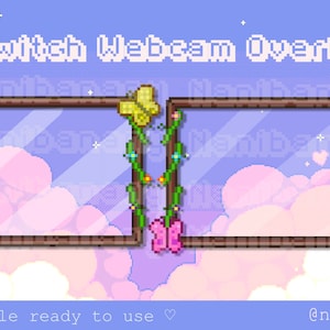 Könnte beinhalten: Ein Twitch-Webcam-Overlay im Pixel-Art-Stil mit zwei Rahmen, die jeweils mit einem Ranken- und Schmetterlingsdesign verziert sind. Der Hintergrund ist pastellviolett mit rosa Wolken. Der Text "Twitch Webcam Overlay" befindet sich oben im Bild.