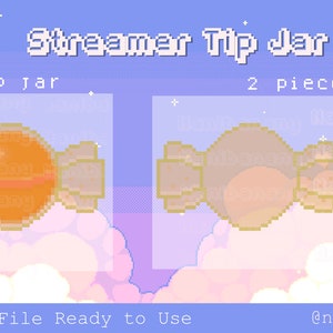 Puede incluir: Dos diseños de tarro de propinas de pixel art en forma de caramelo envuelto. El caramelo es naranja y el envoltorio es amarillo. El fondo es azul pastel y rosa con nubes. El texto "Streamer Tip Jar" está en la parte superior de la imagen. El texto "Tip Jar" está debajo del primer diseño de caramelo. El texto "2 piezas" está debajo del segundo diseño de caramelo. El texto "PNG File Ready to Use" está en la parte inferior de la imagen. El texto "@nanibanany" está en la parte inferior derecha de la imagen.