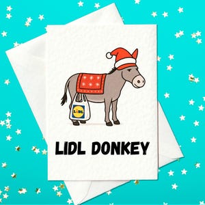 Puede incluir: Tarjeta de felicitación con un burro de dibujos animados con un gorro de Papá Noel y una manta roja. El burro lleva una bolsa de la compra de Lidl. El texto "LIDL DONKEY" está impreso debajo del burro.
