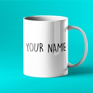 Pu&ograve; includere: Una tazza in ceramica bianca con un manico nero e il testo "YOUR NAME" stampato sul davanti.