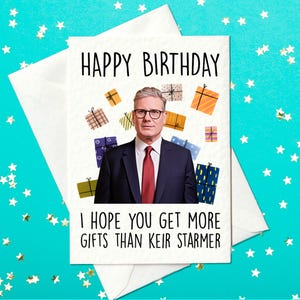 Feliz aniversário... e que sua pilha de presentes esteja no topo da de Keir Starmer! – Cartão de aniversário político engraçado (A6)
