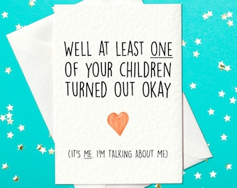 Puede incluir: Una tarjeta blanca con texto negro que dice "WELL AT LEAST ONE OF YOUR CHILDREN TURNED OUT OKAY (IT'S ME. I'M TALKING ABOUT ME)". Un pequeño corazón naranja está en el centro de la tarjeta.