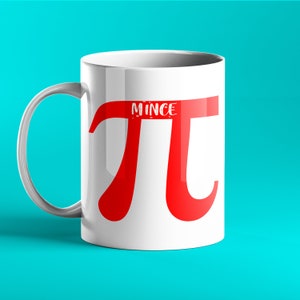 Könnte beinhalten: Weiße Keramiktasse mit einem roten "Pi"-Symbol und dem Wort "MINCE" darüber.