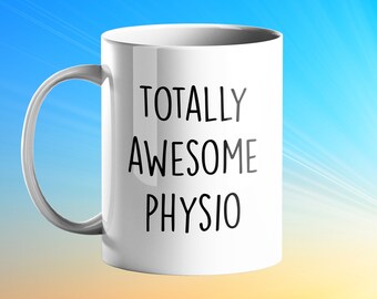 Könnte beinhalten: Eine weiße Keramiktasse mit schwarzem Text, der "TOTALLY AWESOME PHYSIO" lautet.