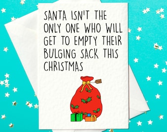 以下が含まれることがあります： 「SANTA ISN'T THE ONLY ONE WHO WILL GET TO EMPTY THEIR BULGING SACK THIS CHRISTMAS」というテキストが書かれたクリスマスカード。赤い袋にはヒイラギとプレゼントが描かれています。