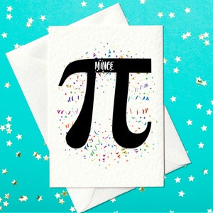 Könnte beinhalten: Eine weiße Grußkarte mit einem schwarzen Pi-Symbol und dem Wort "MINCE" darüber. Das Pi-Symbol ist von bunten Konfetti umgeben. Die Karte befindet sich in einem weißen Umschlag, vor einem türkisfarbenen Hintergrund mit sternförmigem Konfetti.
