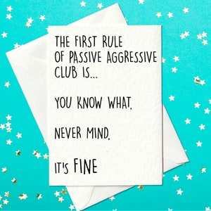 TARJETA DE CUMPLEAÑOS DIVERTIDA - La primera regla del club pasivo-agresivo es… Sabes qué, no importa, está bien.