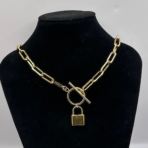 Gucci lock outlet necklace