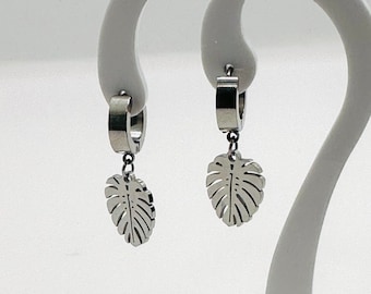 Boucles d'oreilles pendantes feuille de Monstera, Boucles d'oreilles Huggie, Boucles d'oreilles pendantes feuille, Boucle d'oreille feuille en plaqué or, Boucle d'oreille feuille d'argent, Boucle d'oreille lobe d'oreille