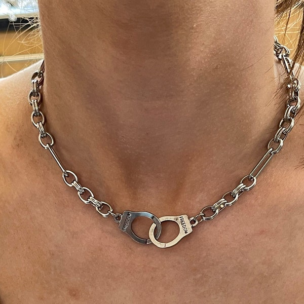 Collier ras de cou avec menottes, collier menottes en acier inoxydable, collier avec pendentif liberté, gros collier à breloques, collier manchette