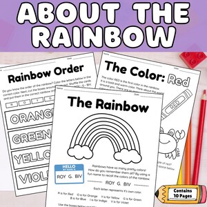 Op de afbeelding: Educatieve werkbladen over regenbogen, met de tekst "About the Rainbow". Bevat pagina's over regenboogvolgorde, kleurherkenning en een ROY G. BIV-geheugensteuntje. Inclusief rode en oranje potloden en een rode bouwsteen.