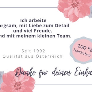 Puede incluir: Una tarjeta blanca con un dise&ntilde;o floral y el texto "Ich arbeite sorgsam, mit Liebe zum Detail und viel Freude. Und mit meinem kleinen Team. Seit 1992 Qualit&auml;t aus &Ouml;sterreich 100% Handarbeit Danke fur deinen Einkauf"